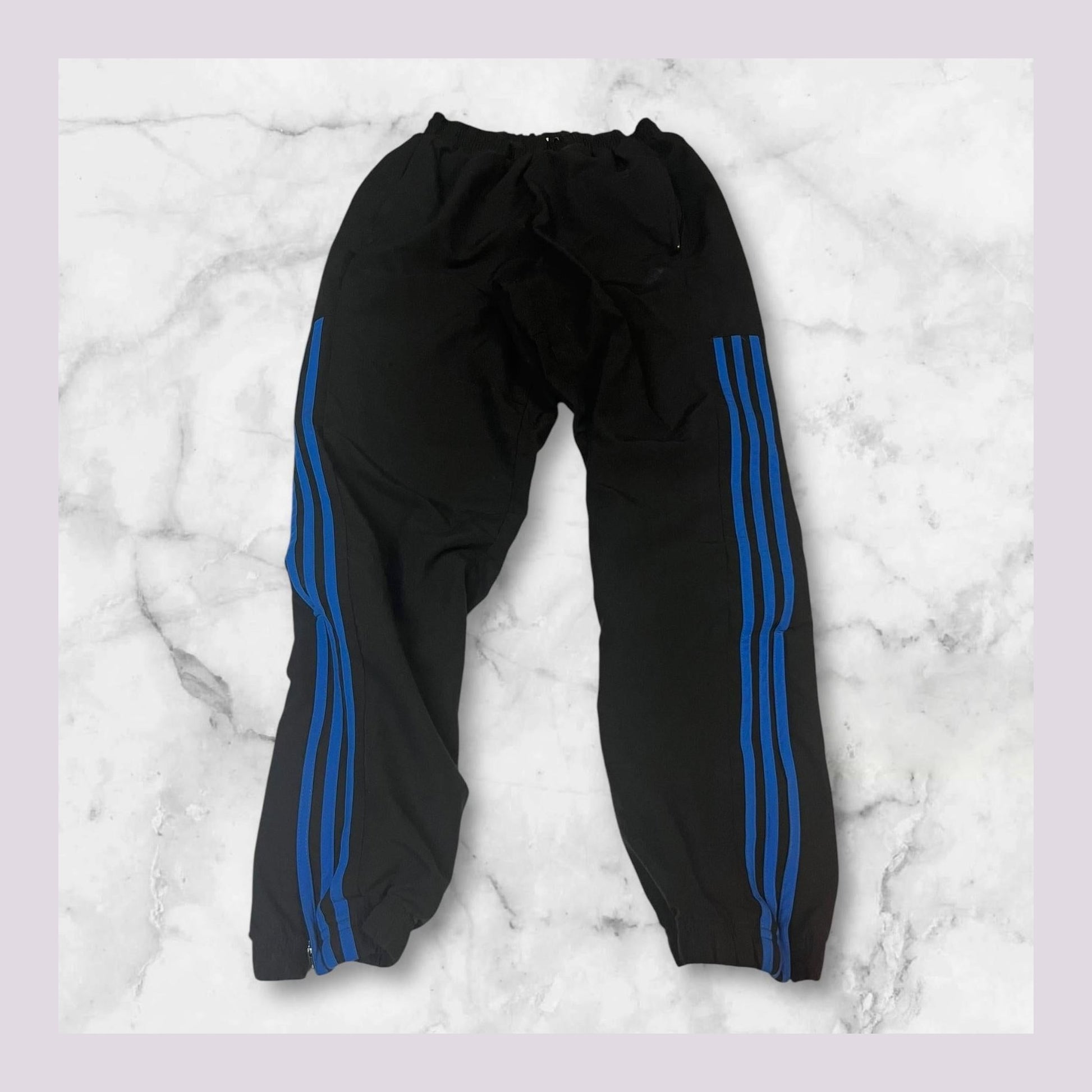 Entdecke unsere Vintage Track Pants von Nike und anderen Marken, erhältlich bei Valuxery.de - Dein Shop für trendige Vintage - Kleidung. Unsere Track Pants sind aus hochwertigen Materialien und