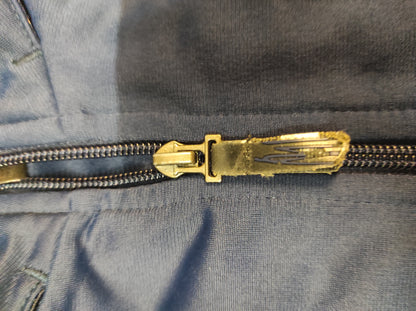 Entdecke unsere Vintage Track Pants von Nike und anderen Marken, erhältlich bei Valuxery.de - Dein Shop für trendige Vintage - Kleidung. Unsere Track Pants sind aus hochwertigen Materialien und