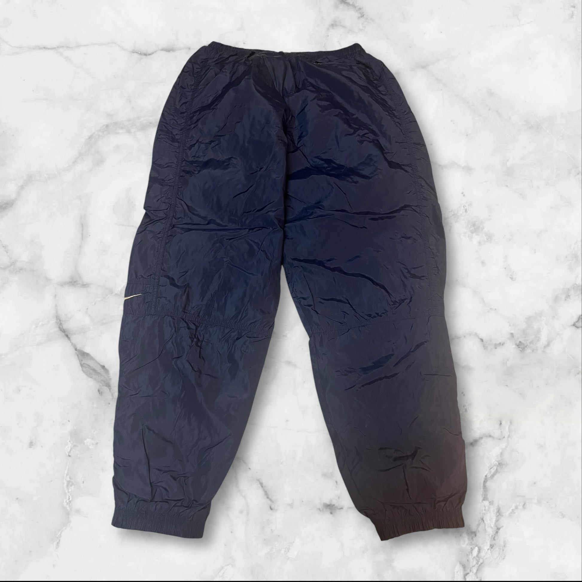 Entdecke unsere Vintage Track Pants von Nike und anderen Marken, erhältlich bei Valuxery.de - Dein Shop für trendige Vintage - Kleidung. Unsere Track Pants sind aus hochwertigen Materialien und