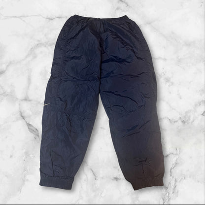 Entdecke unsere Vintage Track Pants von Nike und anderen Marken, erhältlich bei Valuxery.de - Dein Shop für trendige Vintage - Kleidung. Unsere Track Pants sind aus hochwertigen Materialien und