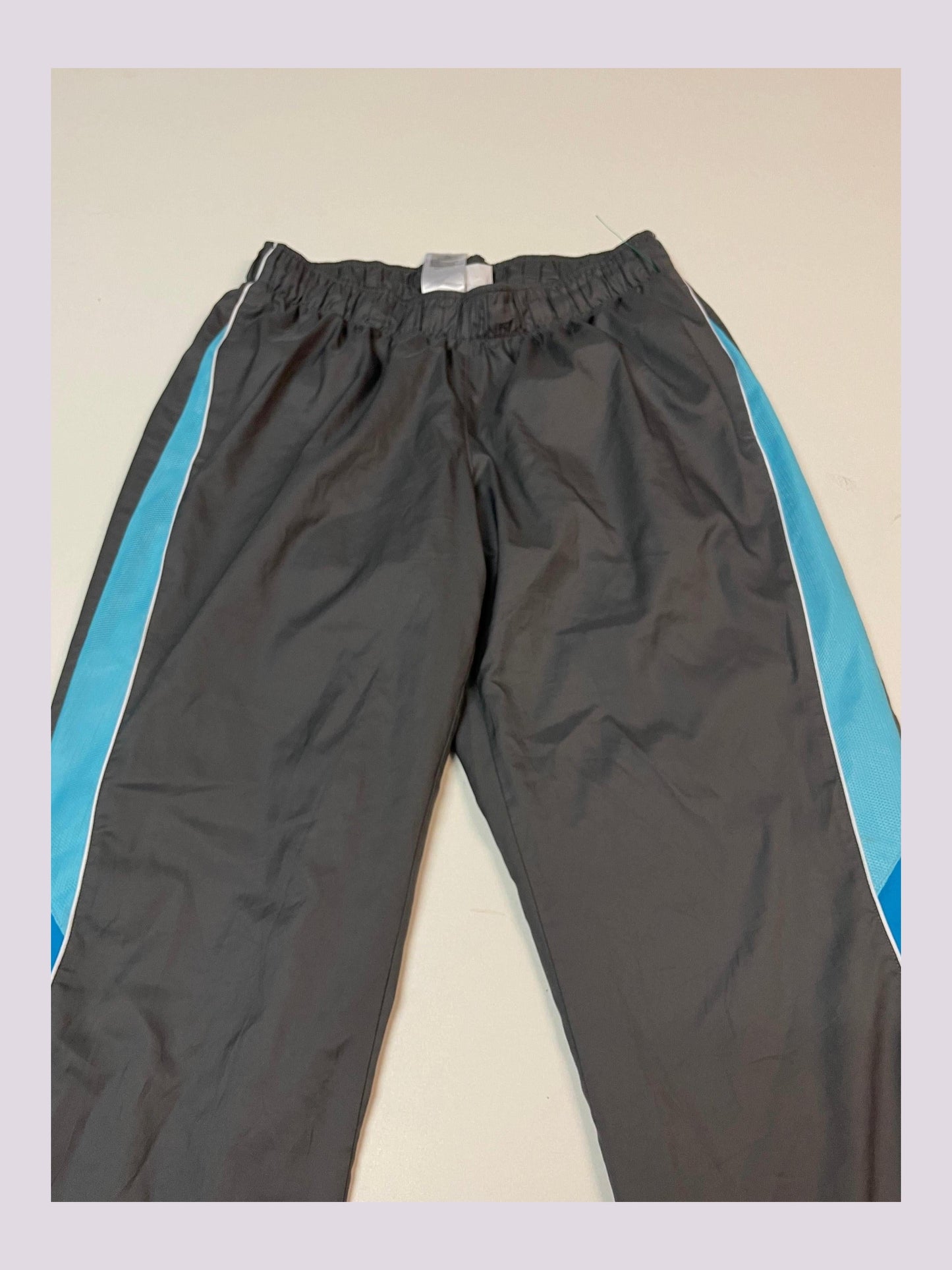 Entdecke unsere Vintage Track Pants von Nike und anderen Marken, erhältlich bei Valuxery.de - Dein Shop für trendige Vintage - Kleidung. Unsere Track Pants sind aus hochwertigen Materialien und