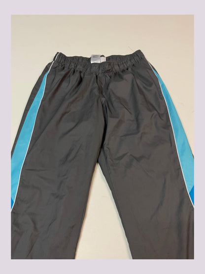 Entdecke unsere Vintage Track Pants von Nike und anderen Marken, erhältlich bei Valuxery.de - Dein Shop für trendige Vintage - Kleidung. Unsere Track Pants sind aus hochwertigen Materialien und