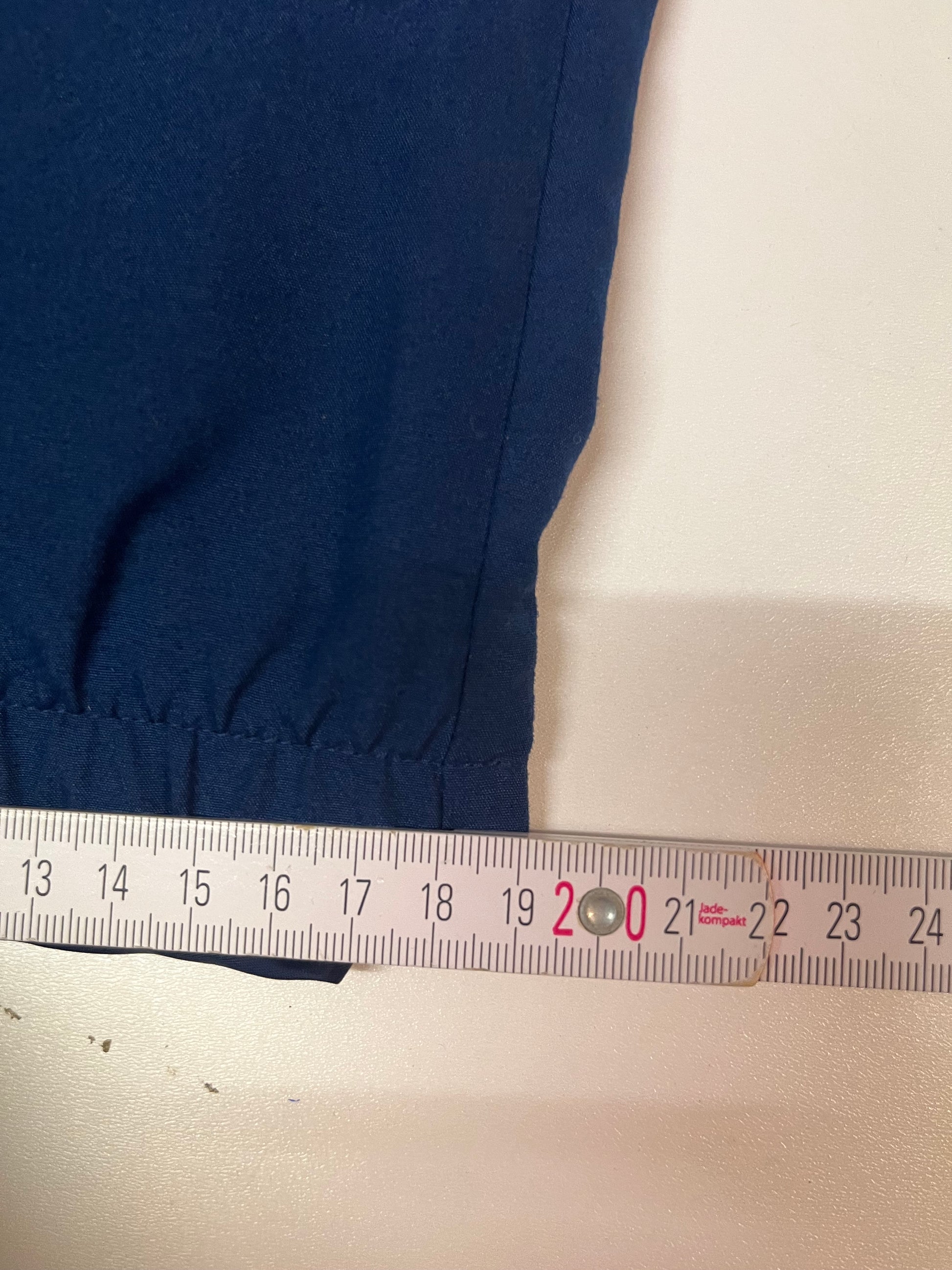 Entdecke unsere Vintage Track Pants von Nike und anderen Marken, erhältlich bei Valuxery.de - Dein Shop für trendige Vintage - Kleidung. Unsere Track Pants sind aus hochwertigen Materialien und