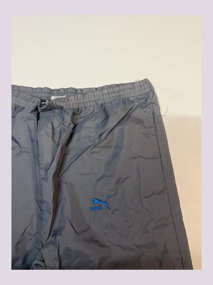 Entdecke unsere Vintage Track Pants von Nike und anderen Marken, erhältlich bei Valuxery.de - Dein Shop für trendige Vintage - Kleidung. Unsere Track Pants sind aus hochwertigen Materialien und