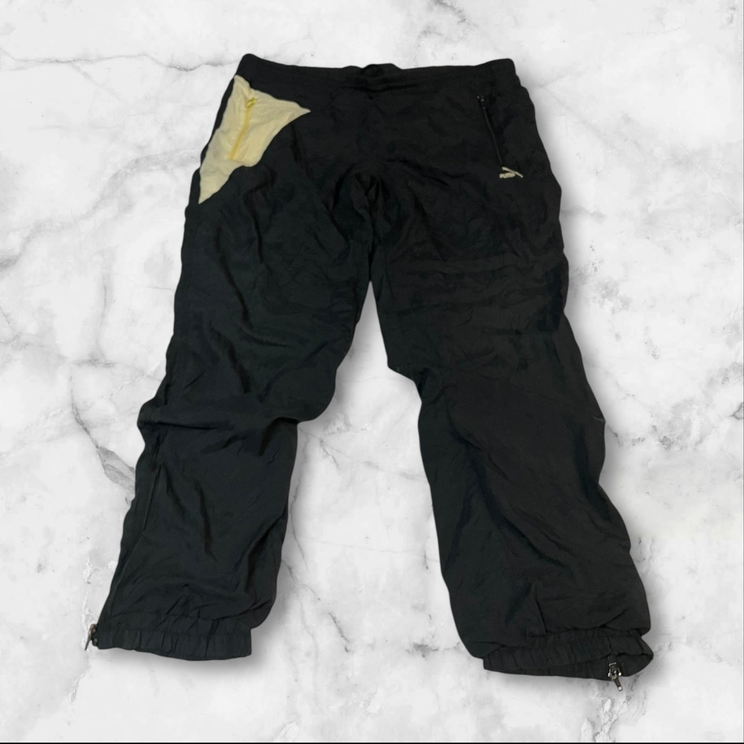Entdecke unsere Vintage Track Pants von Nike und anderen Marken, erhältlich bei Valuxery.de - Dein Shop für trendige Vintage - Kleidung. Unsere Track Pants sind aus hochwertigen Materialien und