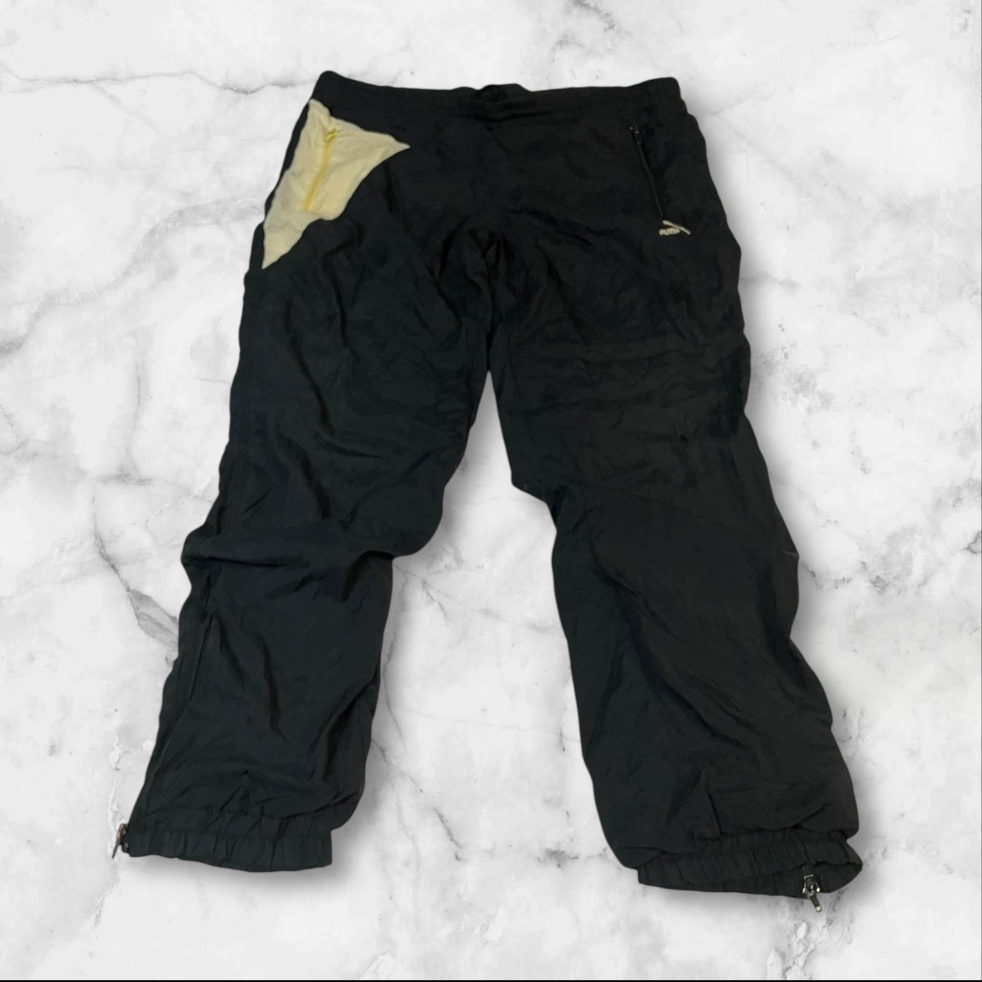 Entdecke unsere Vintage Track Pants von Nike und anderen Marken, erhältlich bei Valuxery.de - Dein Shop für trendige Vintage - Kleidung. Unsere Track Pants sind aus hochwertigen Materialien und