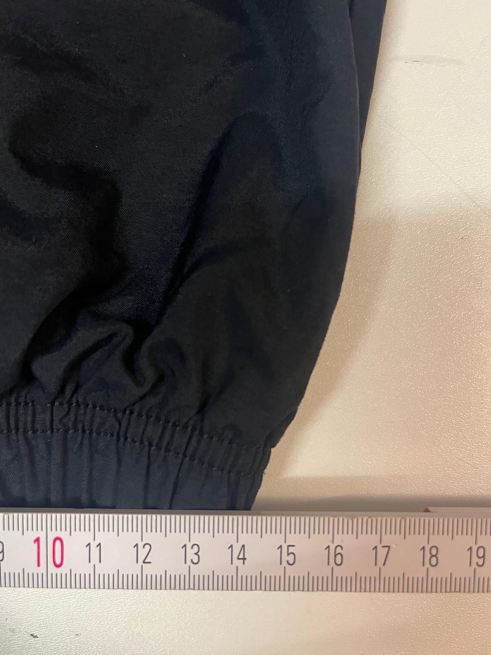 Entdecke unsere Vintage Track Pants von Nike und anderen Marken, erhältlich bei Valuxery.de - Dein Shop für trendige Vintage - Kleidung. Unsere Track Pants sind aus hochwertigen Materialien und