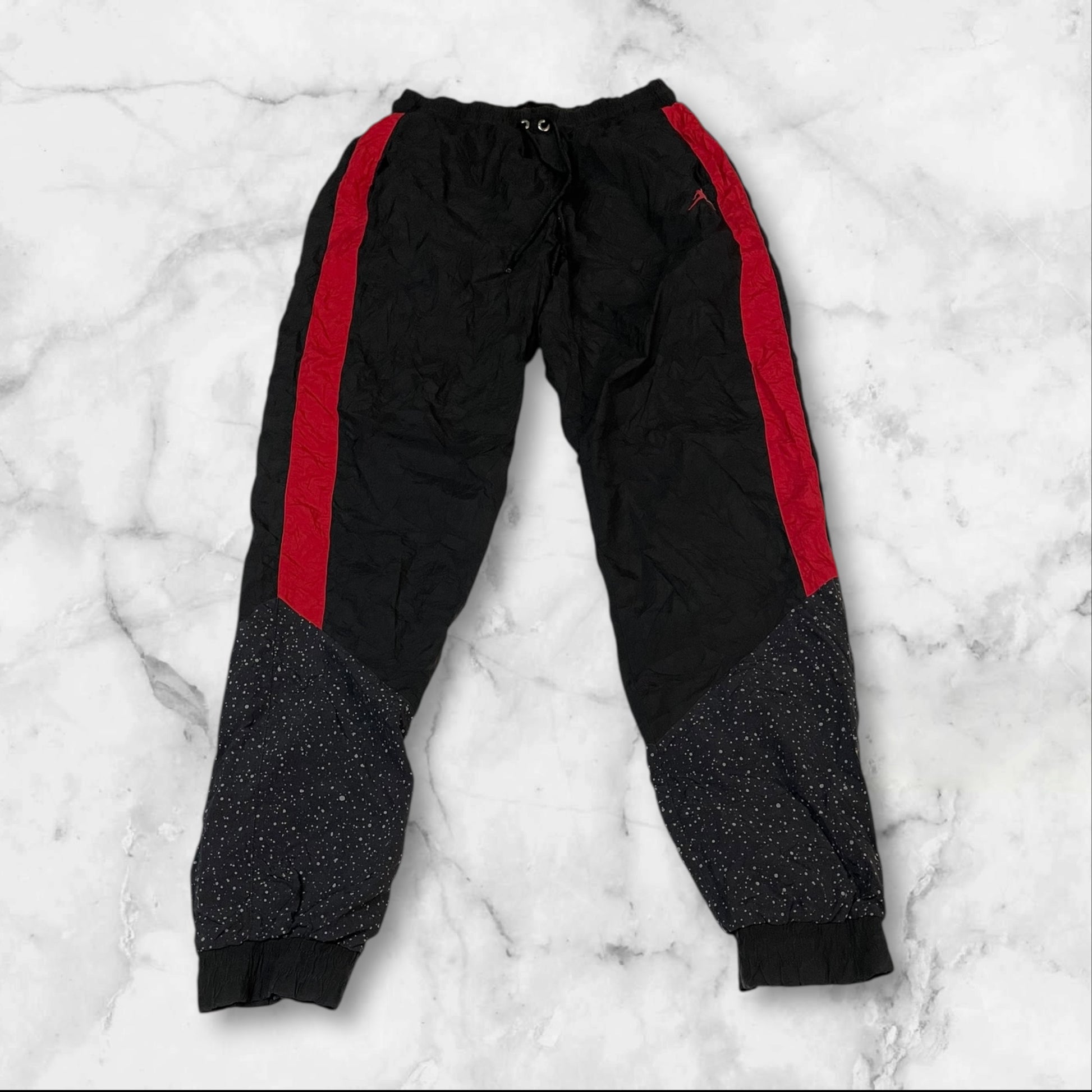 Entdecke unsere Vintage Track Pants von Nike und anderen Marken, erhältlich bei Valuxery.de - Dein Shop für trendige Vintage - Kleidung. Unsere Track Pants sind aus hochwertigen Materialien und