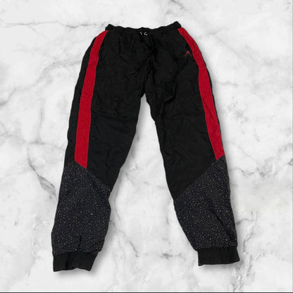 Entdecke unsere Vintage Track Pants von Nike und anderen Marken, erhältlich bei Valuxery.de - Dein Shop für trendige Vintage - Kleidung. Unsere Track Pants sind aus hochwertigen Materialien und