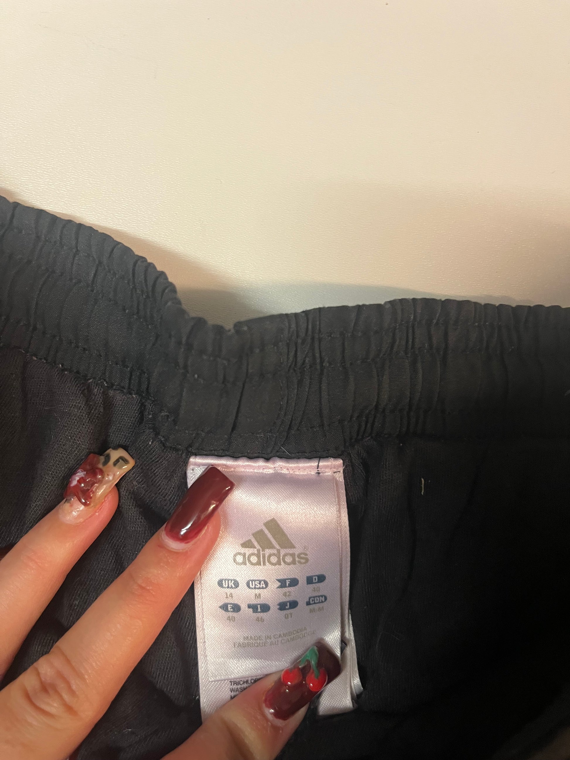 Entdecke unsere Vintage Track Pants von Nike und anderen Marken, erhältlich bei Valuxery.de - Dein Shop für trendige Vintage - Kleidung. Unsere Track Pants sind aus hochwertigen Materialien und