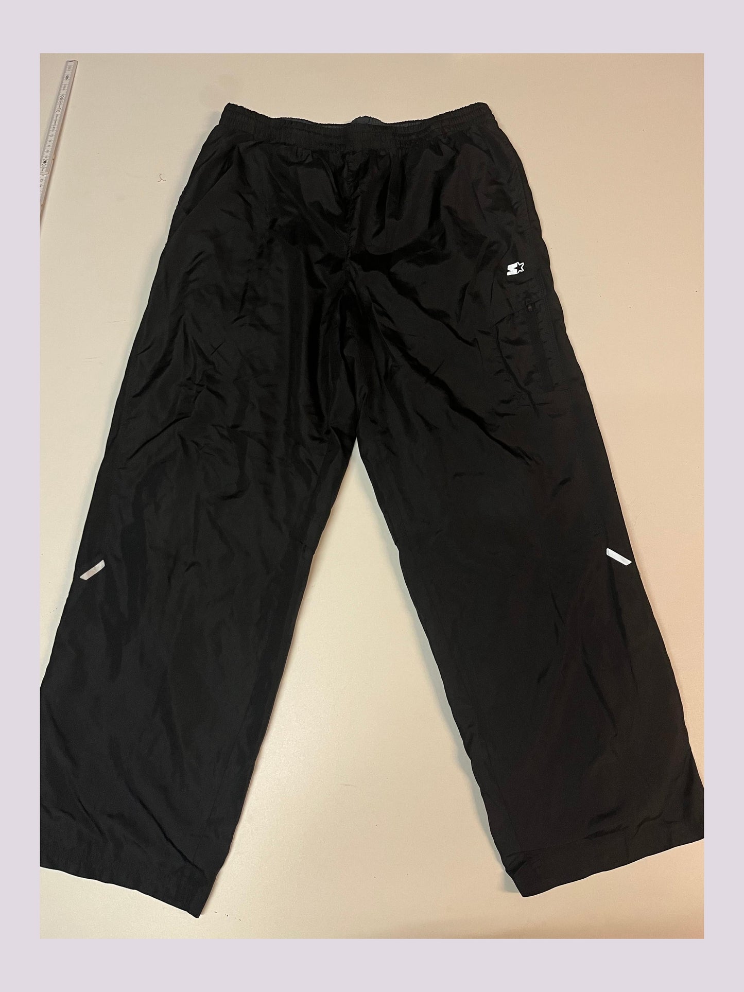 Entdecke unsere Vintage Track Pants von Nike und anderen Marken, erhältlich bei Valuxery.de - Dein Shop für trendige Vintage - Kleidung. Unsere Track Pants sind aus hochwertigen Materialien und