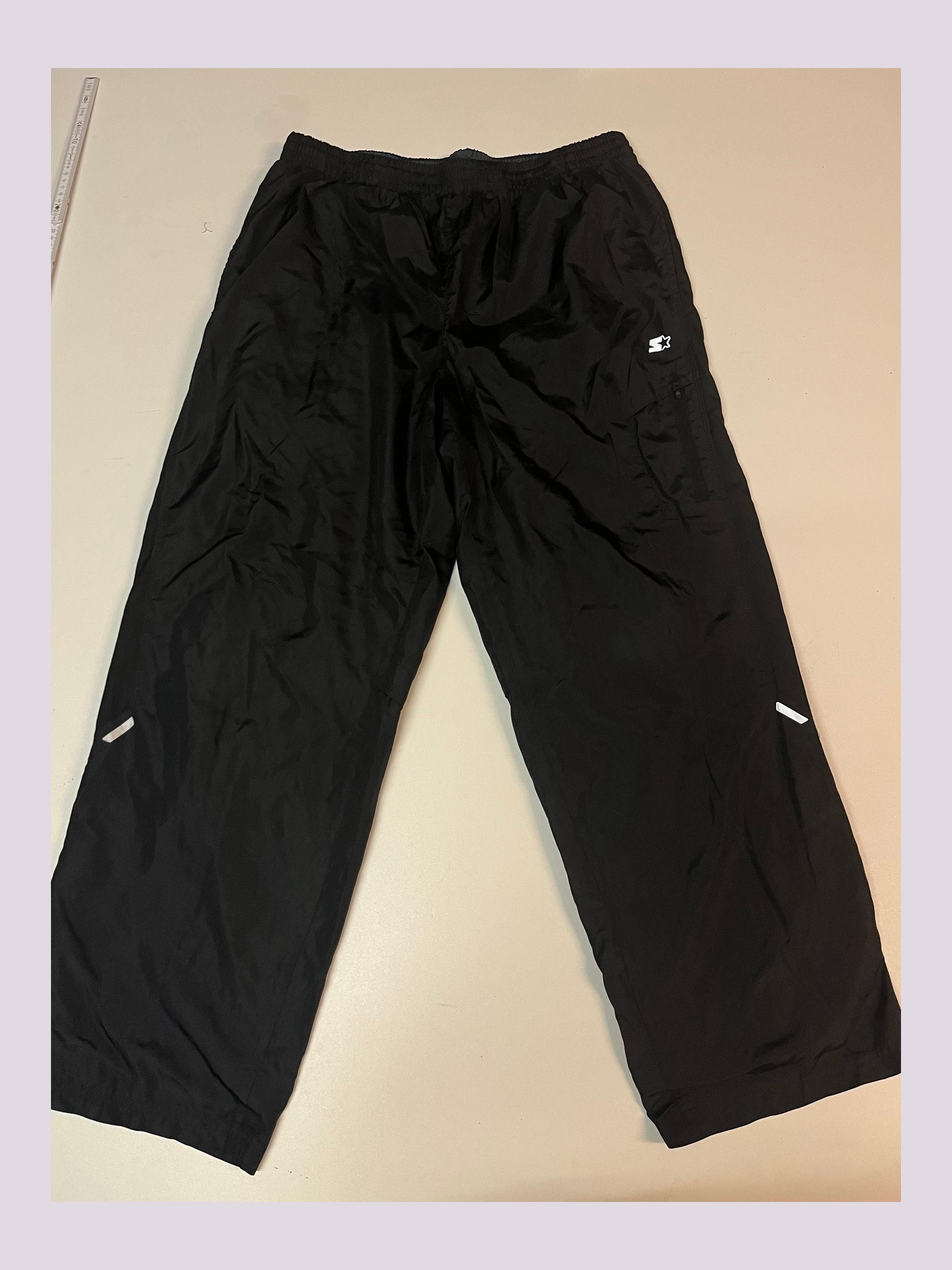 Entdecke unsere Vintage Track Pants von Nike und anderen Marken, erhältlich bei Valuxery.de - Dein Shop für trendige Vintage - Kleidung. Unsere Track Pants sind aus hochwertigen Materialien und