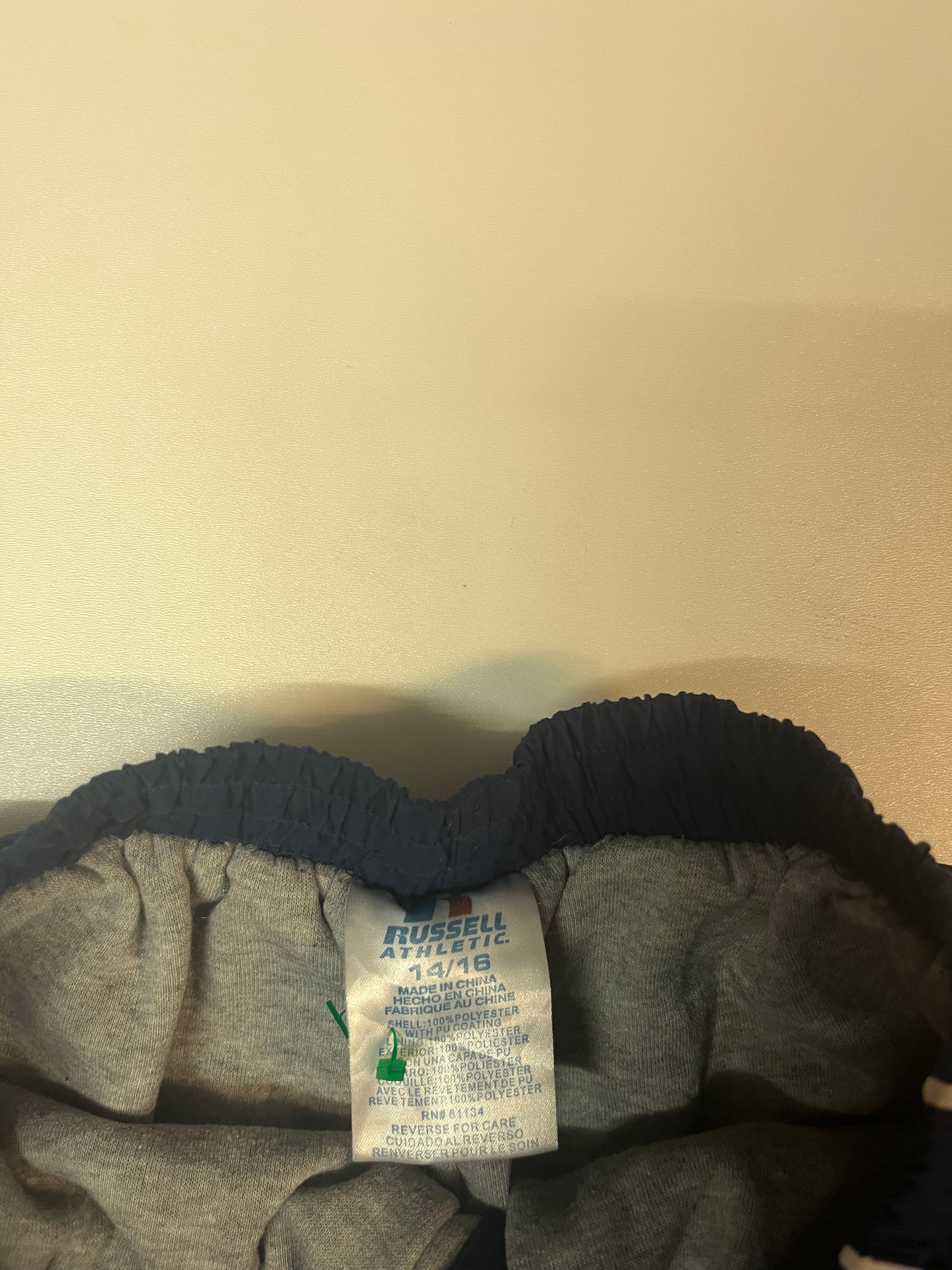 Entdecke unsere Vintage Track Pants von Nike und anderen Marken, erhältlich bei Valuxery.de - Dein Shop für trendige Vintage - Kleidung. Unsere Track Pants sind aus hochwertigen Materialien und