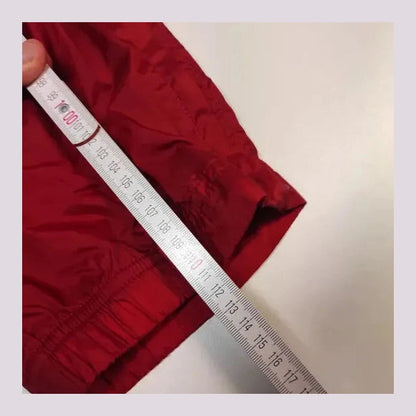 Entdecke unsere Vintage Track Pants von Nike und anderen Marken, erhältlich bei Valuxery.de - Dein Shop für trendige Vintage - Kleidung. Unsere Track Pants sind aus hochwertigen Materialien und