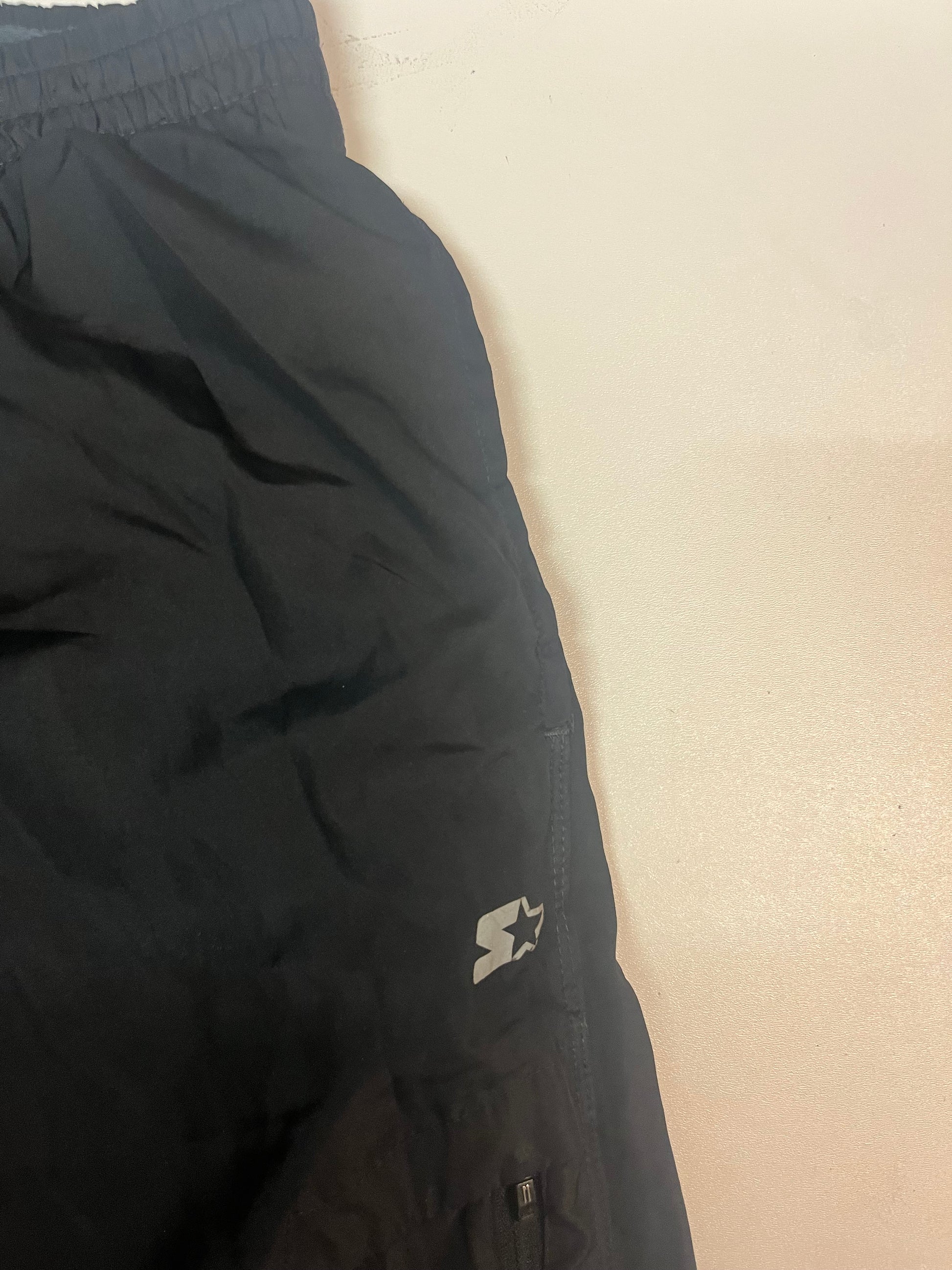 Entdecke unsere Vintage Track Pants von Nike und anderen Marken, erhältlich bei Valuxery.de - Dein Shop für trendige Vintage - Kleidung. Unsere Track Pants sind aus hochwertigen Materialien und