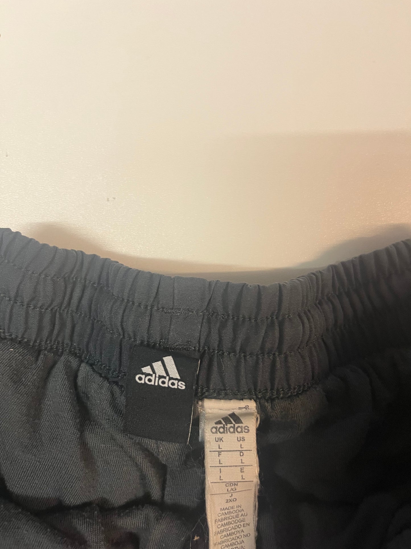 Entdecke unsere Vintage Track Pants von Nike und anderen Marken, erhältlich bei Valuxery.de - Dein Shop für trendige Vintage - Kleidung. Unsere Track Pants sind aus hochwertigen Materialien und