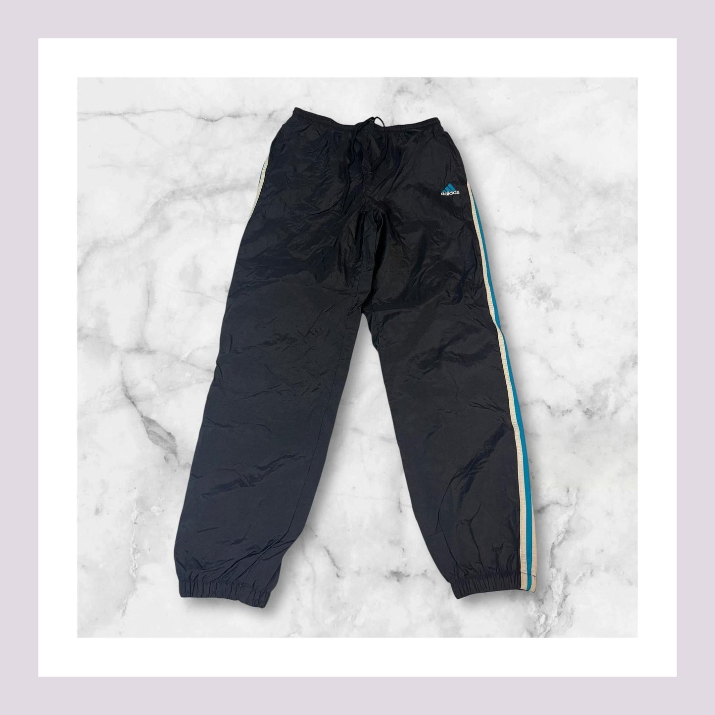 Entdecke unsere Vintage Track Pants von Nike und anderen Marken, erhältlich bei Valuxery.de - Dein Shop für trendige Vintage - Kleidung. Unsere Track Pants sind aus hochwertigen Materialien und