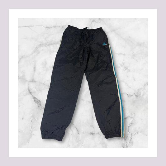 Entdecke unsere Vintage Track Pants von Nike und anderen Marken, erhältlich bei Valuxery.de - Dein Shop für trendige Vintage - Kleidung. Unsere Track Pants sind aus hochwertigen Materialien und