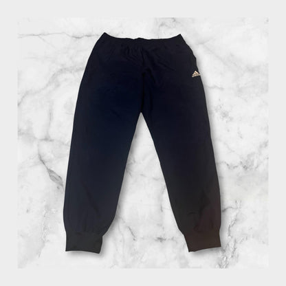 Entdecke unsere Vintage Track Pants von Nike und anderen Marken, erhältlich bei Valuxery.de - Dein Shop für trendige Vintage - Kleidung. Unsere Track Pants sind aus hochwertigen Materialien und