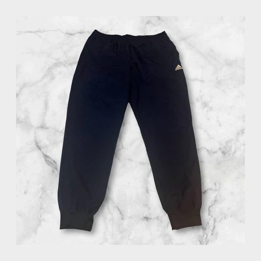 Entdecke unsere Vintage Track Pants von Nike und anderen Marken, erhältlich bei Valuxery.de - Dein Shop für trendige Vintage - Kleidung. Unsere Track Pants sind aus hochwertigen Materialien und