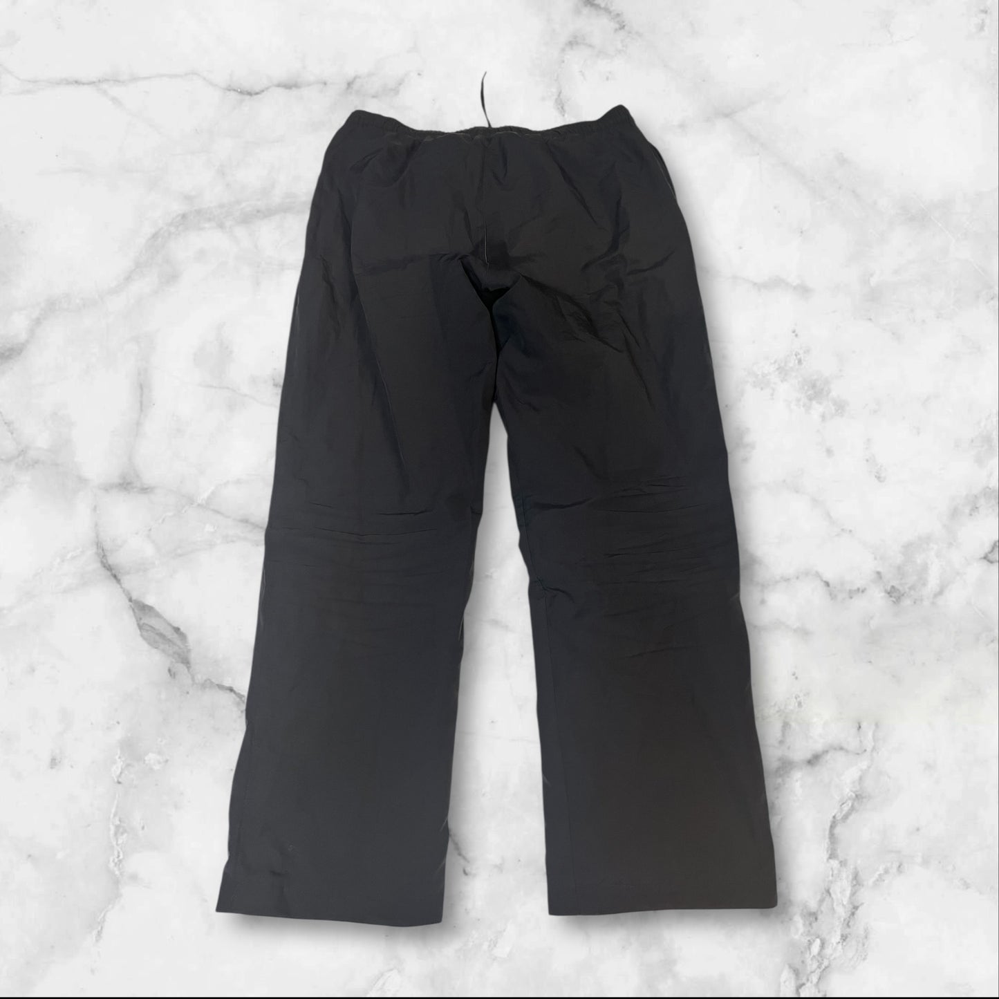 Entdecke unsere Vintage Track Pants von Nike und anderen Marken, erhältlich bei Valuxery.de - Dein Shop für trendige Vintage - Kleidung. Unsere Track Pants sind aus hochwertigen Materialien und