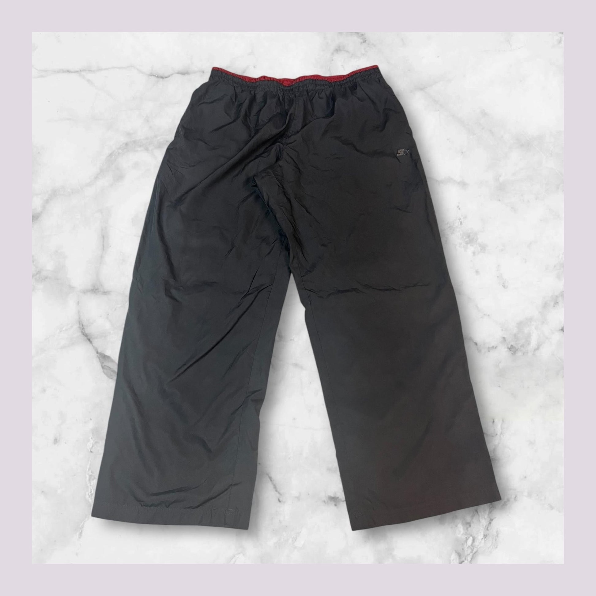 Entdecke unsere Vintage Track Pants von Nike und anderen Marken, erhältlich bei Valuxery.de - Dein Shop für trendige Vintage - Kleidung. Unsere Track Pants sind aus hochwertigen Materialien und