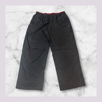 Entdecke unsere Vintage Track Pants von Nike und anderen Marken, erhältlich bei Valuxery.de - Dein Shop für trendige Vintage - Kleidung. Unsere Track Pants sind aus hochwertigen Materialien und