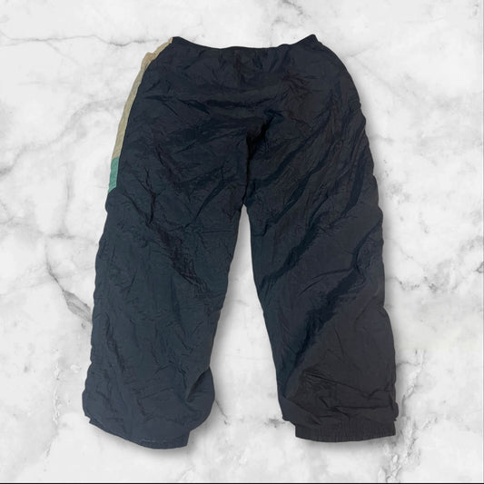 Entdecke unsere Vintage Track Pants von Nike und anderen Marken, erhältlich bei Valuxery.de - Dein Shop für trendige Vintage - Kleidung. Unsere Track Pants sind aus hochwertigen Materialien und