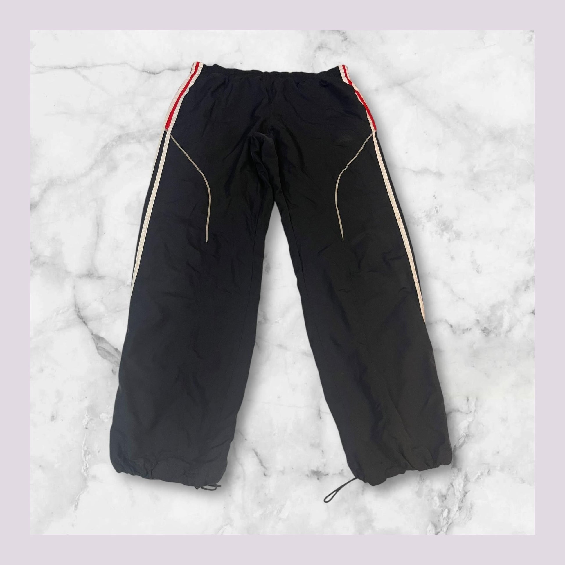 Entdecke unsere Vintage Track Pants von Nike und anderen Marken, erhältlich bei Valuxery.de - Dein Shop für trendige Vintage - Kleidung. Unsere Track Pants sind aus hochwertigen Materialien und