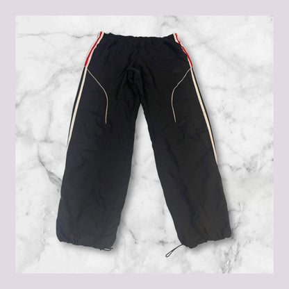 Entdecke unsere Vintage Track Pants von Nike und anderen Marken, erhältlich bei Valuxery.de - Dein Shop für trendige Vintage - Kleidung. Unsere Track Pants sind aus hochwertigen Materialien und