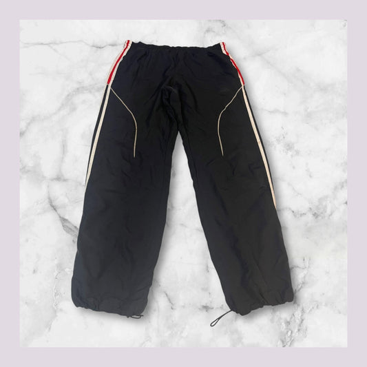 Entdecke unsere Vintage Track Pants von Nike und anderen Marken, erhältlich bei Valuxery.de - Dein Shop für trendige Vintage - Kleidung. Unsere Track Pants sind aus hochwertigen Materialien und
