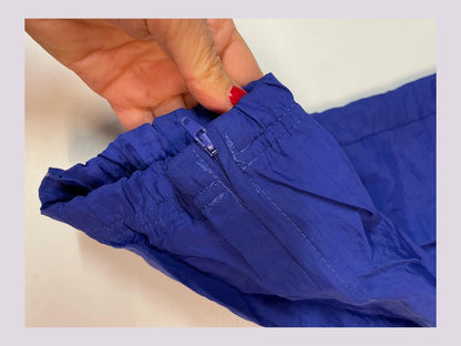 Entdecke unsere Vintage Track Pants von Nike und anderen Marken, erhältlich bei Valuxery.de - Dein Shop für trendige Vintage - Kleidung. Unsere Track Pants sind aus hochwertigen Materialien und