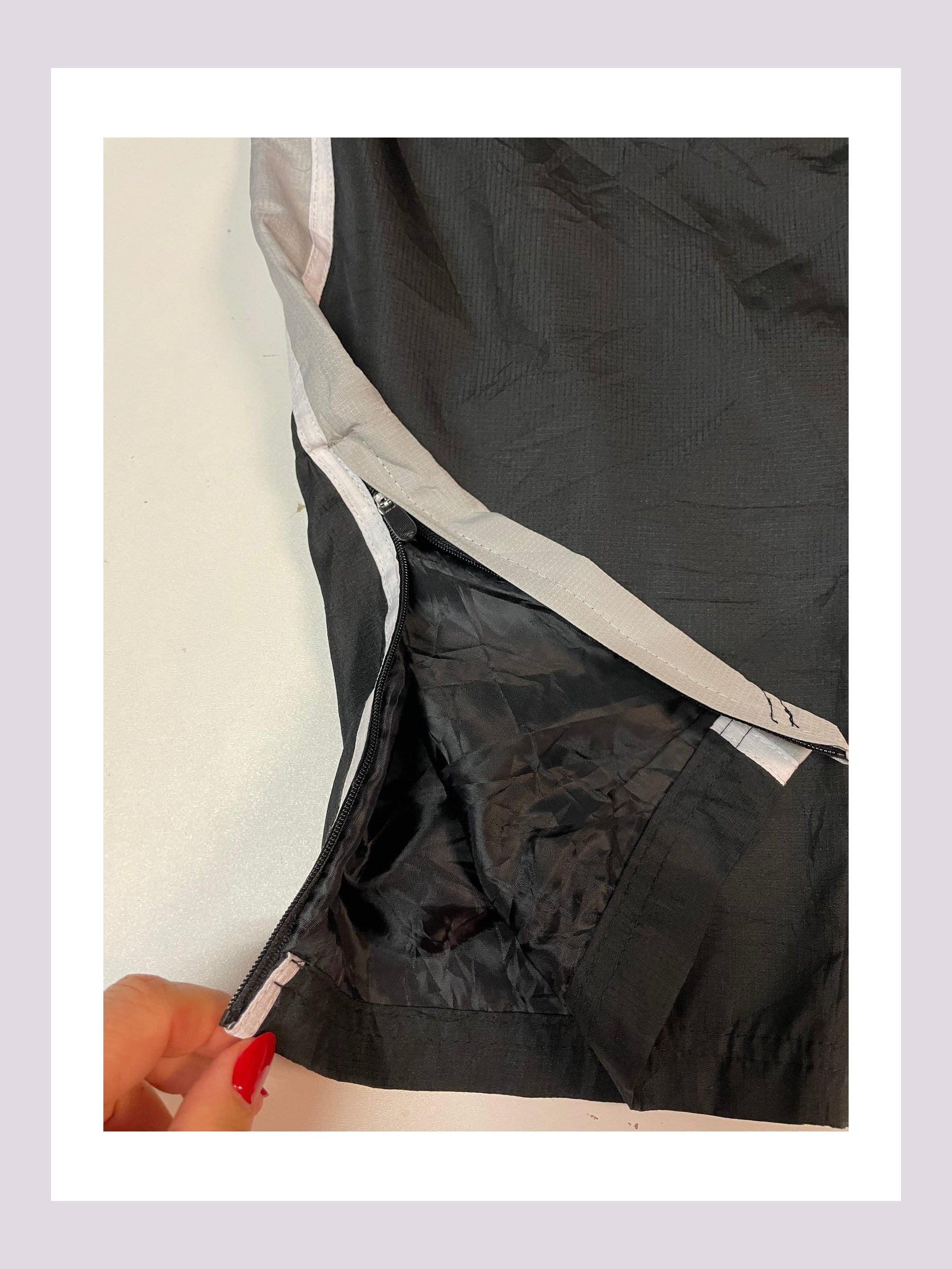 Entdecke unsere Vintage Track Pants von Nike und anderen Marken, erhältlich bei Valuxery.de - Dein Shop für trendige Vintage - Kleidung. Unsere Track Pants sind aus hochwertigen Materialien und