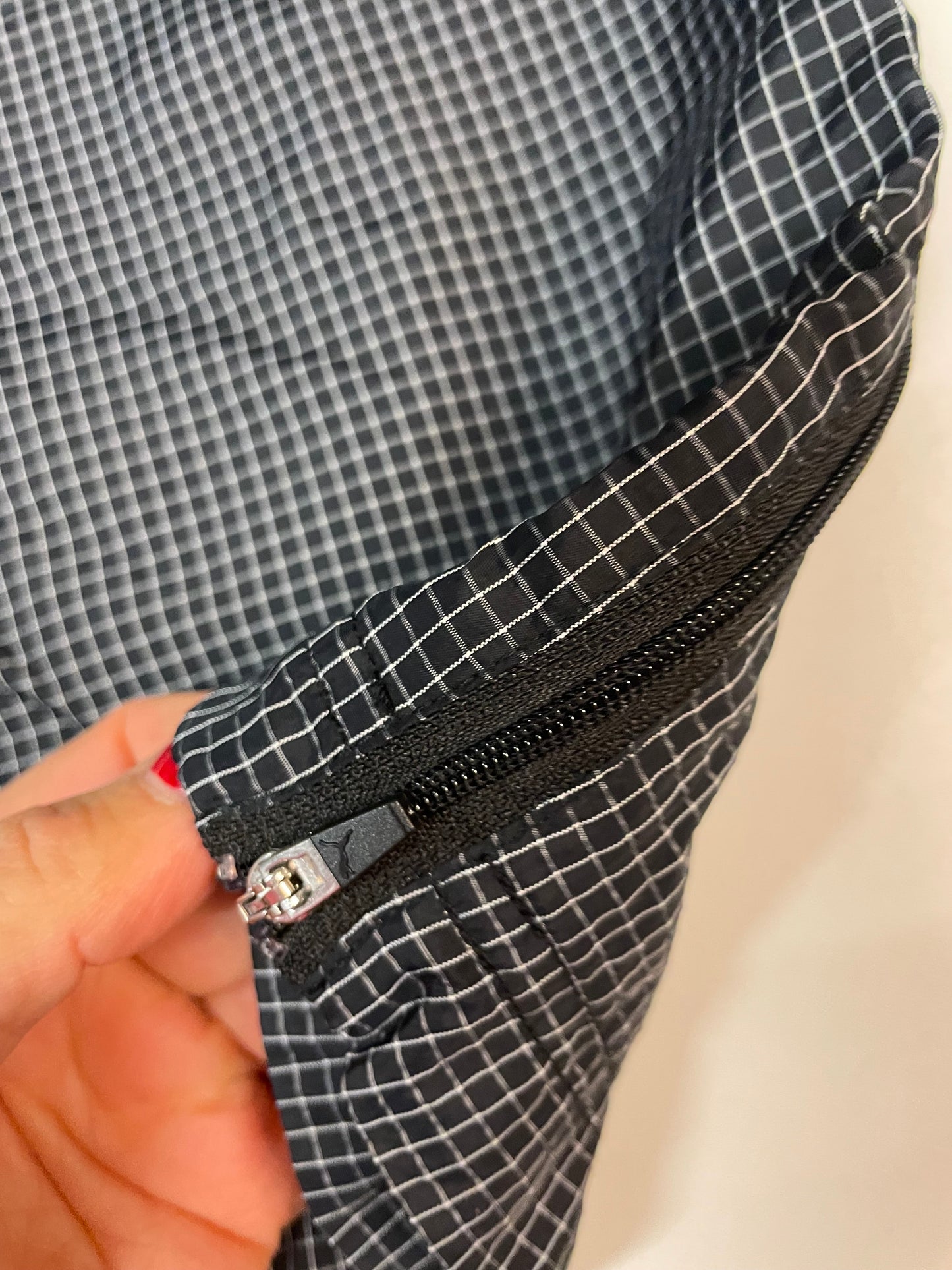 Entdecke unsere Vintage Track Pants von Nike und anderen Marken, erhältlich bei Valuxery.de - Dein Shop für trendige Vintage - Kleidung. Unsere Track Pants sind aus hochwertigen Materialien und