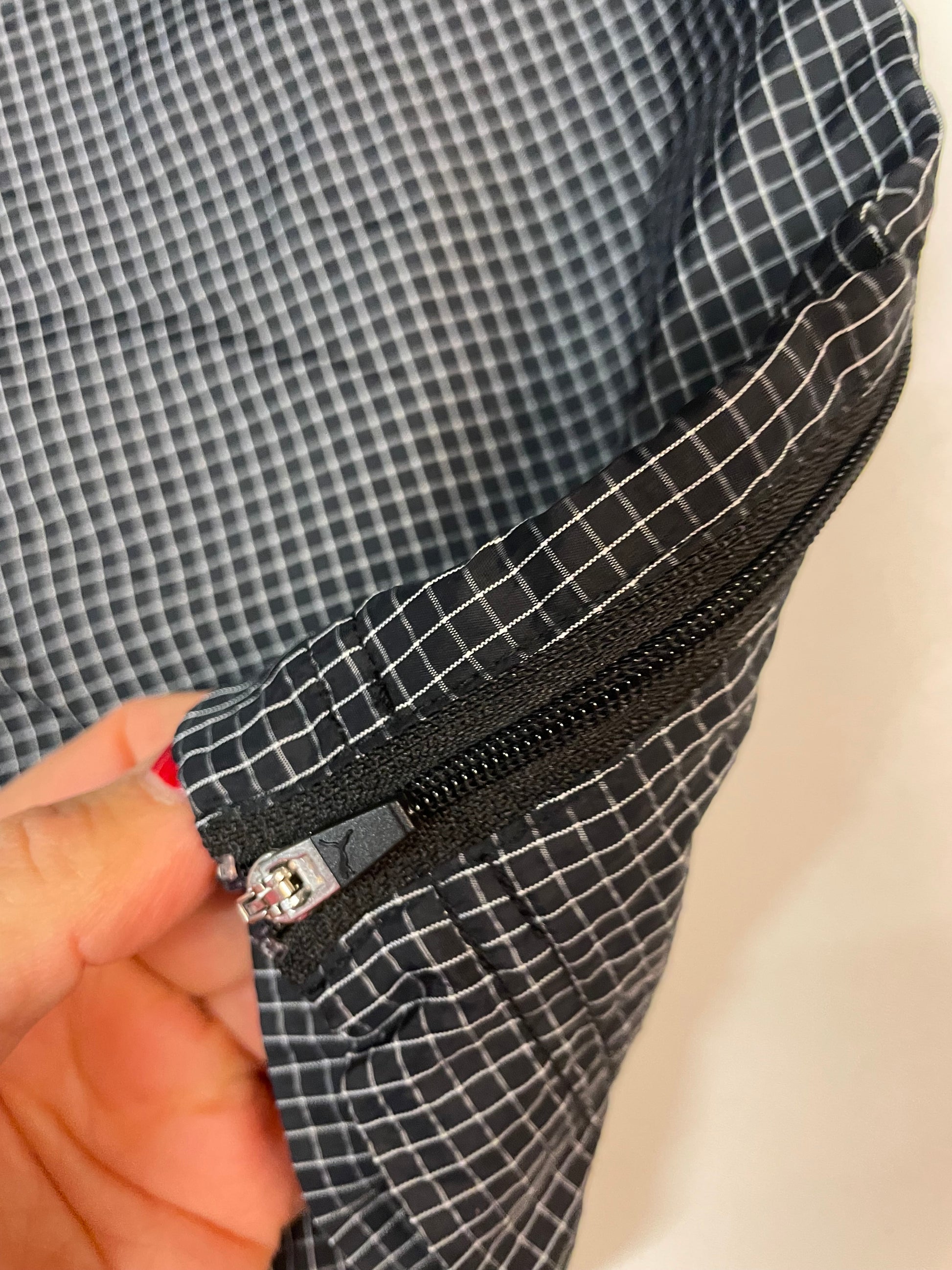 Entdecke unsere Vintage Track Pants von Nike und anderen Marken, erhältlich bei Valuxery.de - Dein Shop für trendige Vintage - Kleidung. Unsere Track Pants sind aus hochwertigen Materialien und