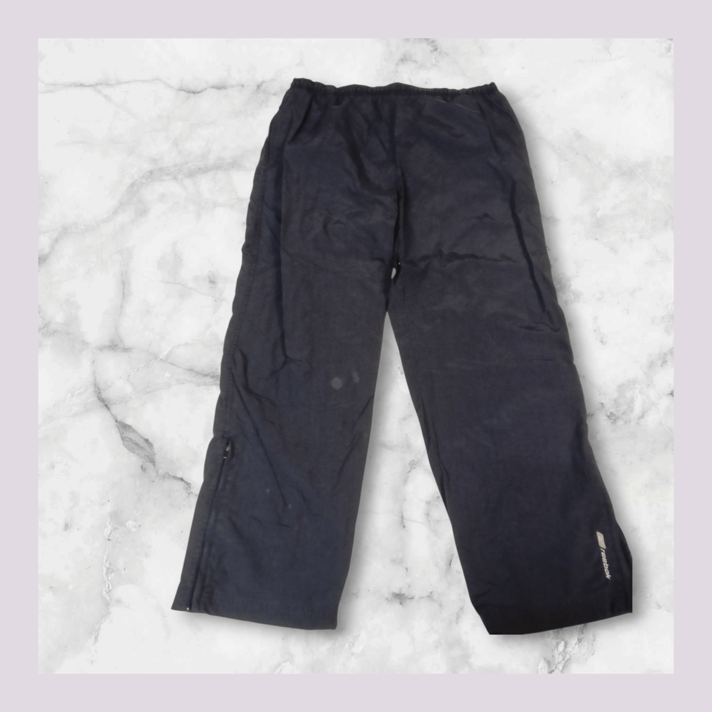 Entdecke unsere Vintage Track Pants von Nike und anderen Marken, erhältlich bei Valuxery.de - Dein Shop für trendige Vintage - Kleidung. Unsere Track Pants sind aus hochwertigen Materialien und