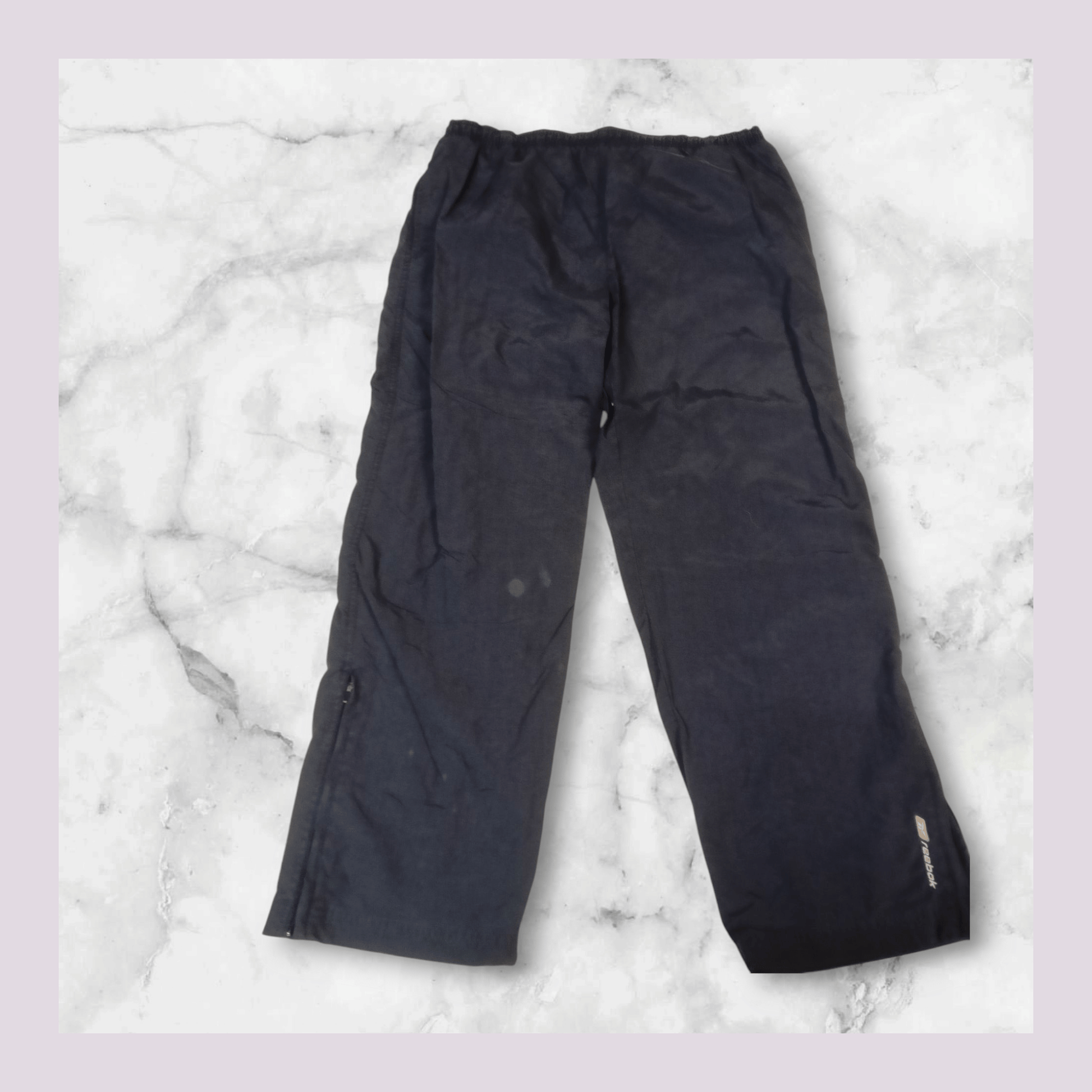 Entdecke unsere Vintage Track Pants von Nike und anderen Marken, erhältlich bei Valuxery.de - Dein Shop für trendige Vintage - Kleidung. Unsere Track Pants sind aus hochwertigen Materialien und