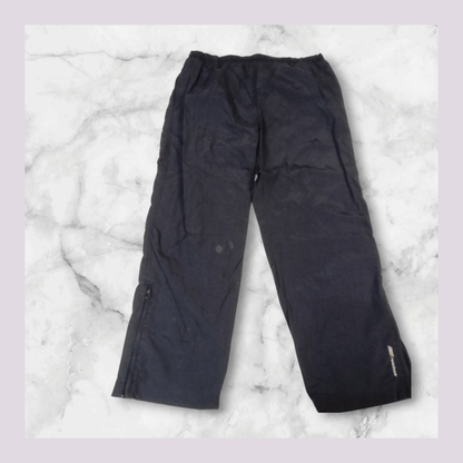 Entdecke unsere Vintage Track Pants von Nike und anderen Marken, erhältlich bei Valuxery.de - Dein Shop für trendige Vintage - Kleidung. Unsere Track Pants sind aus hochwertigen Materialien und