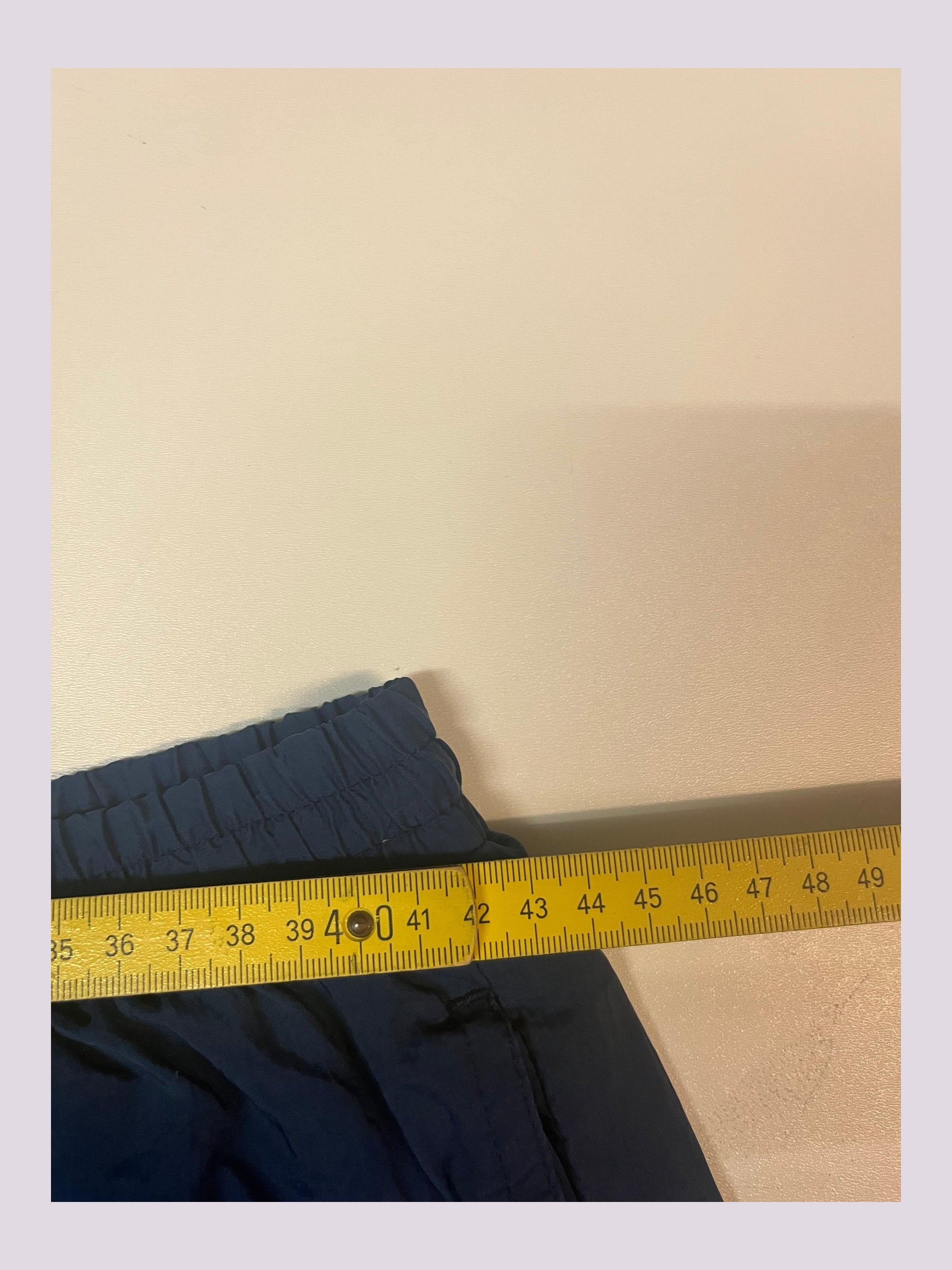 Entdecke unsere Vintage Track Pants von Nike und anderen Marken, erhältlich bei Valuxery.de - Dein Shop für trendige Vintage - Kleidung. Unsere Track Pants sind aus hochwertigen Materialien und