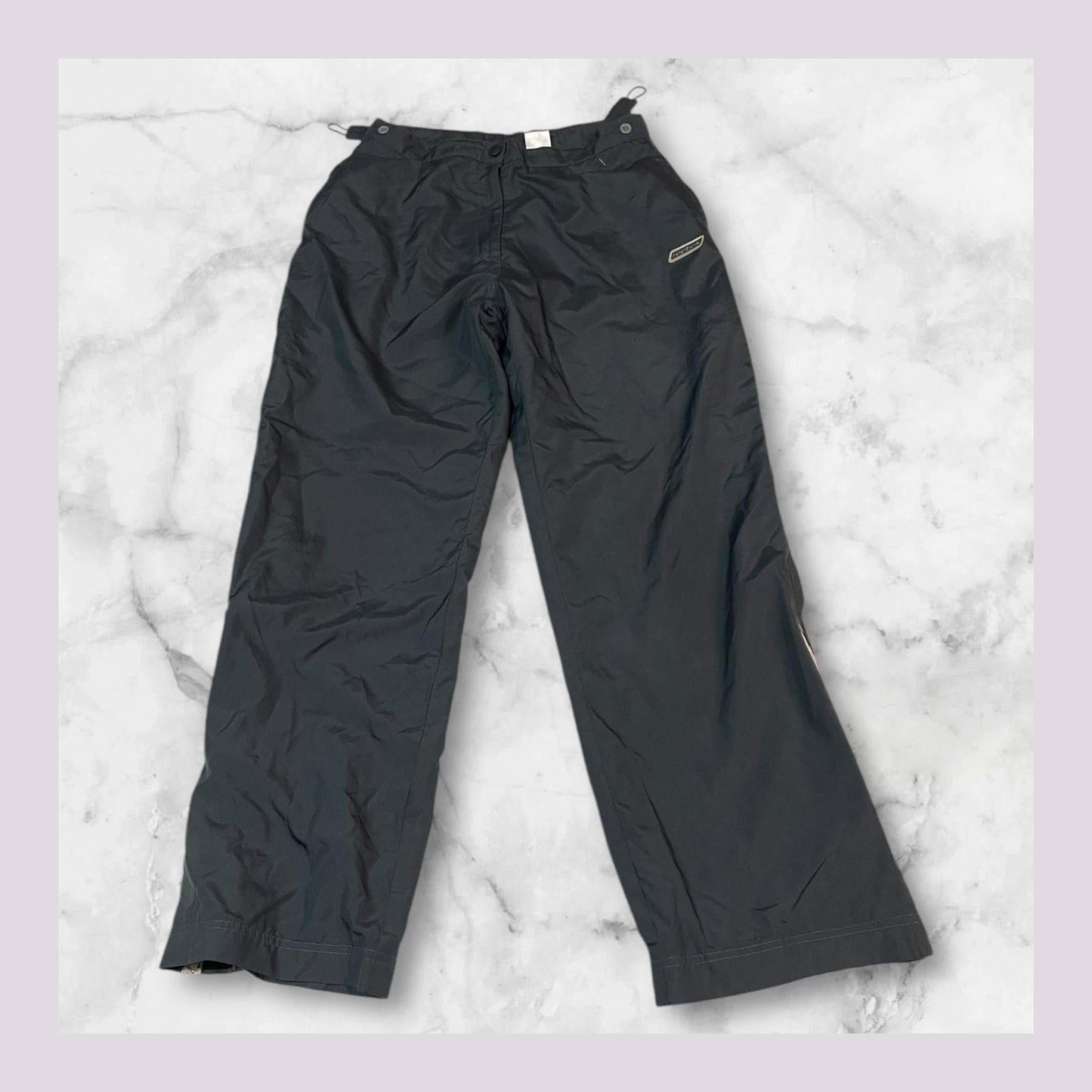 Entdecke unsere Vintage Track Pants von Nike und anderen Marken, erhältlich bei Valuxery.de - Dein Shop für trendige Vintage - Kleidung. Unsere Track Pants sind aus hochwertigen Materialien und