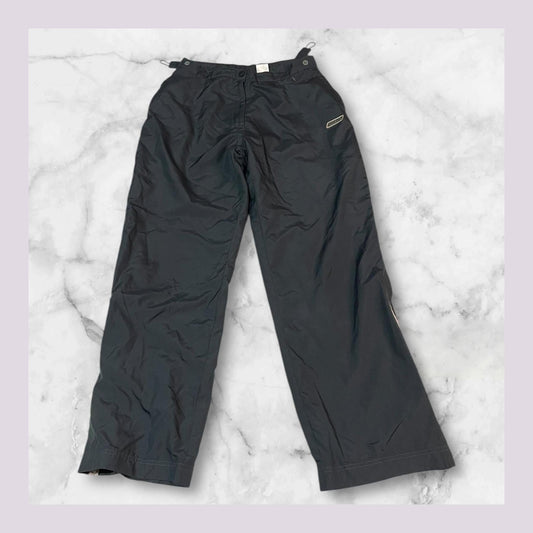 Entdecke unsere Vintage Track Pants von Nike und anderen Marken, erhältlich bei Valuxery.de - Dein Shop für trendige Vintage - Kleidung. Unsere Track Pants sind aus hochwertigen Materialien und