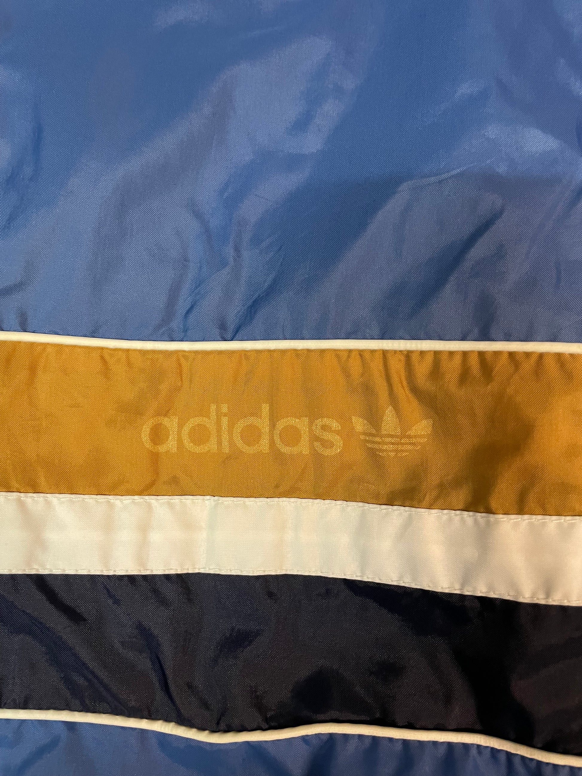 Entdecke unsere Vintage Track Pants von Nike und anderen Marken, erhältlich bei Valuxery.de - Dein Shop für trendige Vintage - Kleidung. Unsere Track Pants sind aus hochwertigen Materialien und