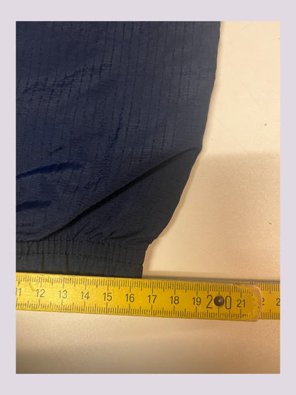 Entdecke unsere Vintage Track Pants von Nike und anderen Marken, erhältlich bei Valuxery.de - Dein Shop für trendige Vintage - Kleidung. Unsere Track Pants sind aus hochwertigen Materialien und