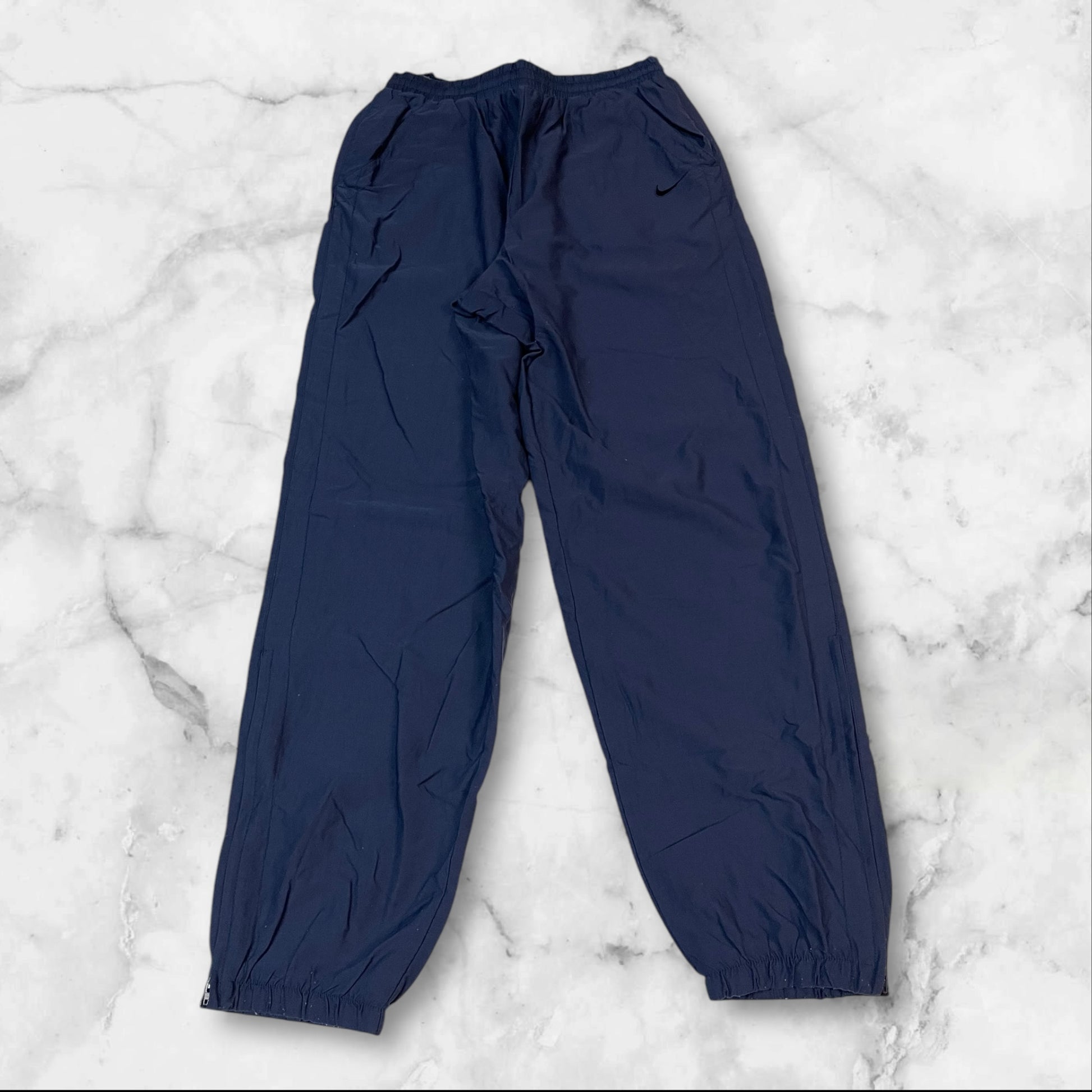 Entdecke unsere Vintage Track Pants von Nike und anderen Marken, erhältlich bei Valuxery.de - Dein Shop für trendige Vintage - Kleidung. Unsere Track Pants sind aus hochwertigen Materialien und