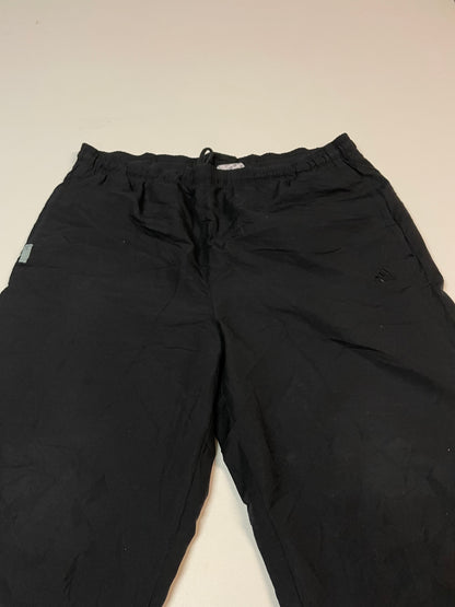 Entdecke unsere Vintage Track Pants von Nike und anderen Marken, erhältlich bei Valuxery.de - Dein Shop für trendige Vintage - Kleidung. Unsere Track Pants sind aus hochwertigen Materialien und