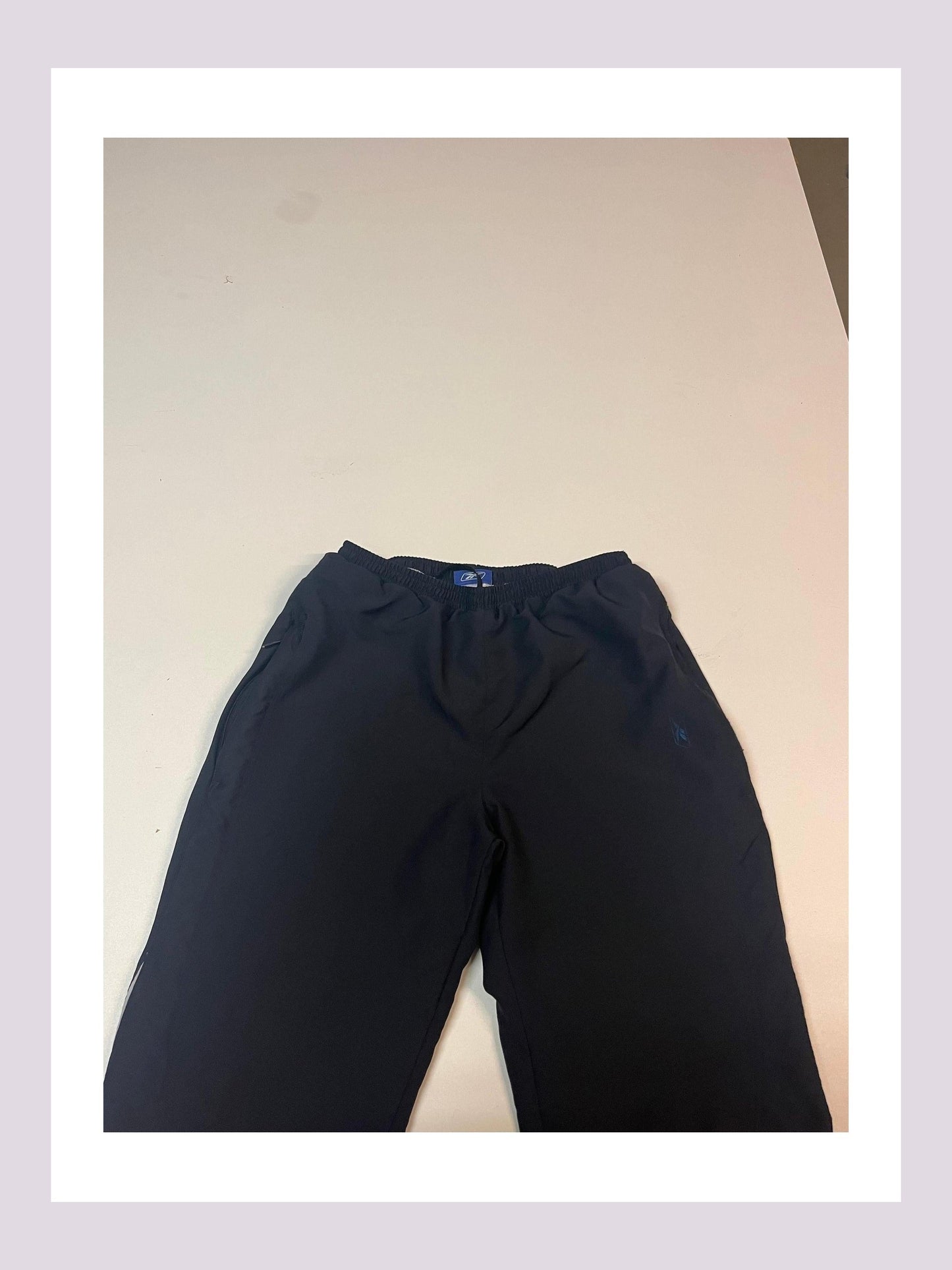Entdecke unsere Vintage Track Pants von Nike und anderen Marken, erhältlich bei Valuxery.de - Dein Shop für trendige Vintage - Kleidung. Unsere Track Pants sind aus hochwertigen Materialien und
