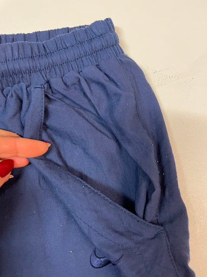 Entdecke unsere Vintage Track Pants von Nike und anderen Marken, erhältlich bei Valuxery.de - Dein Shop für trendige Vintage - Kleidung. Unsere Track Pants sind aus hochwertigen Materialien und