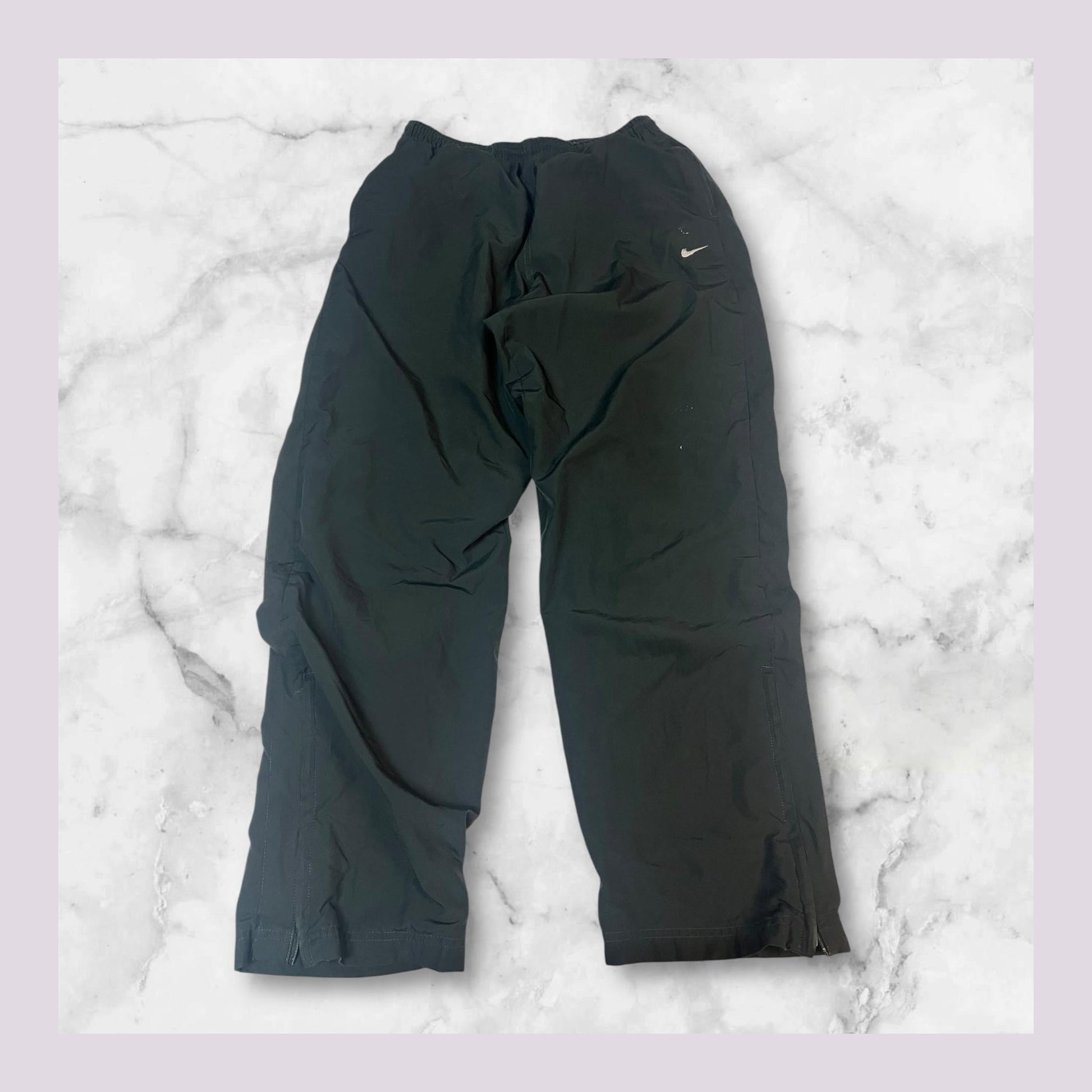 Entdecke unsere Vintage Track Pants von Nike und anderen Marken, erhältlich bei Valuxery.de - Dein Shop für trendige Vintage - Kleidung. Unsere Track Pants sind aus hochwertigen Materialien und