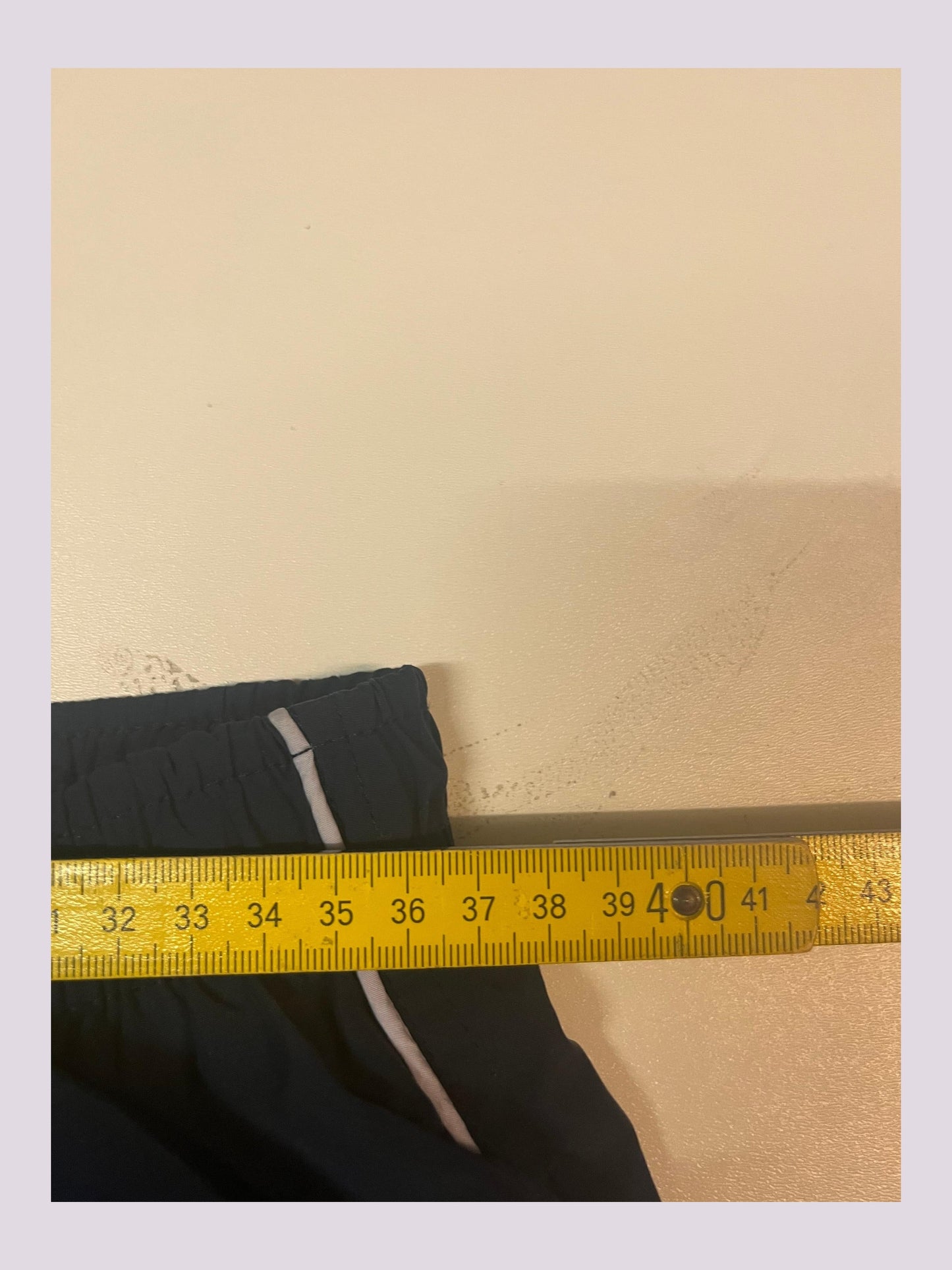 Entdecke unsere Vintage Track Pants von Nike und anderen Marken, erhältlich bei Valuxery.de - Dein Shop für trendige Vintage - Kleidung. Unsere Track Pants sind aus hochwertigen Materialien und