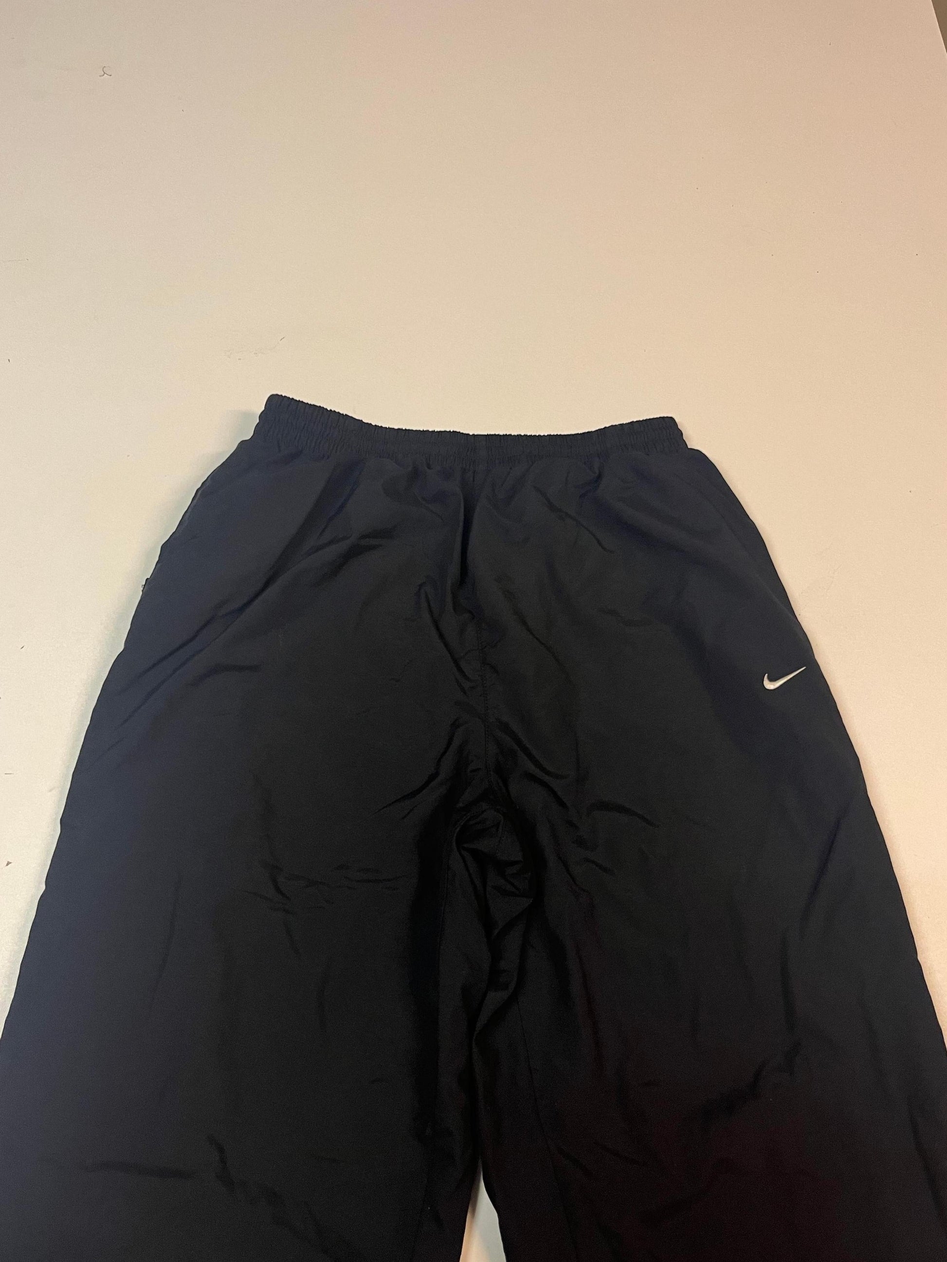 Entdecke unsere Vintage Track Pants von Nike und anderen Marken, erhältlich bei Valuxery.de - Dein Shop für trendige Vintage - Kleidung. Unsere Track Pants sind aus hochwertigen Materialien und
